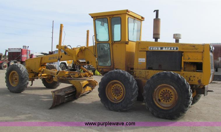 image for item I7153 1980 John Deere 770A articulated motor grader