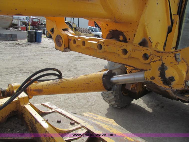 image for item I7153 1980 John Deere 770A articulated motor grader