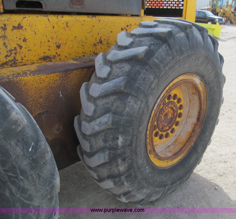 image for item I7153 1980 John Deere 770A articulated motor grader