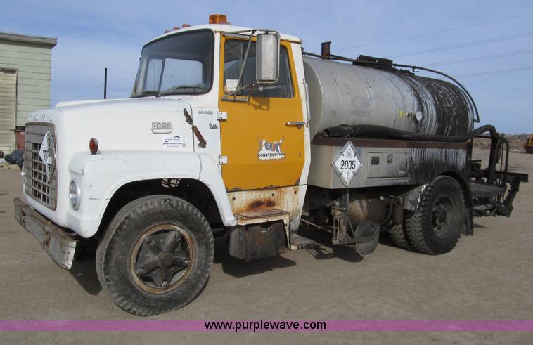 image for item I7155 1975 Ford N700 oil distribution truck