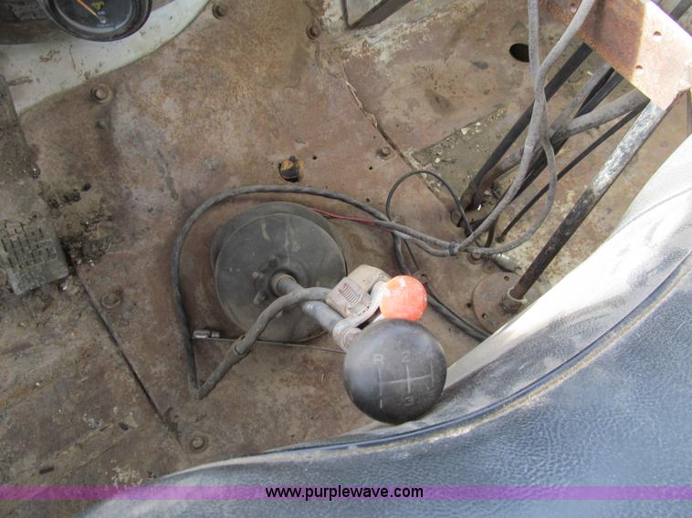 image for item I7155 1975 Ford N700 oil distribution truck