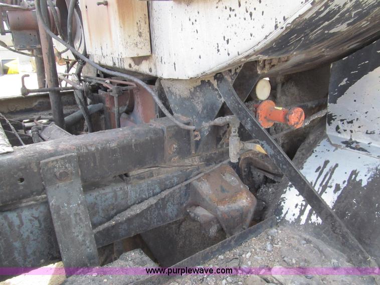 image for item I7155 1975 Ford N700 oil distribution truck