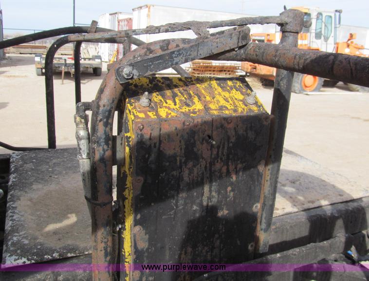 image for item I7155 1975 Ford N700 oil distribution truck