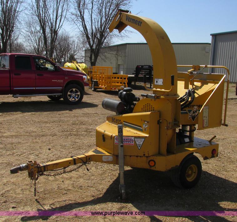 image for item Z9204 2001 Vermeer BC625A wood chipper