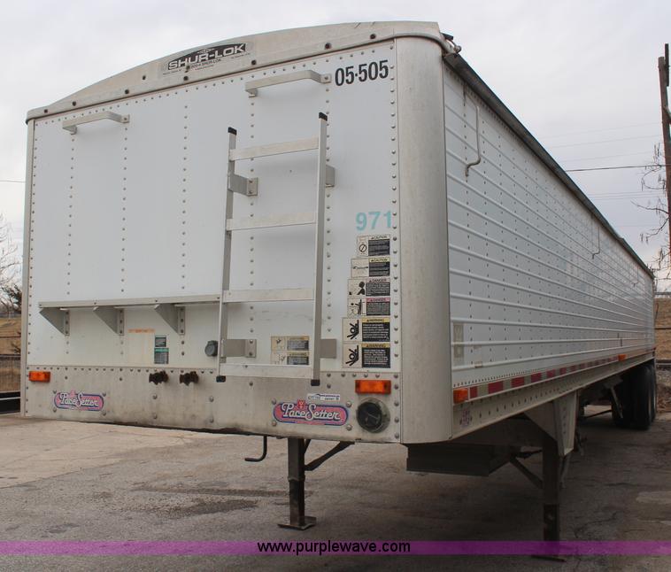 image for item AM9407 1997 Wilson DWH400 Pace Setter double hopper grain trailer