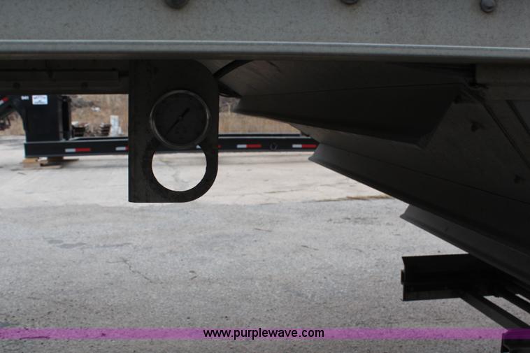 image for item AM9407 1997 Wilson DWH400 Pace Setter double hopper grain trailer