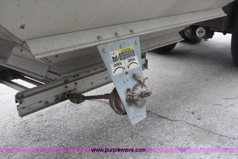 image for item AM9407 1997 Wilson DWH400 Pace Setter double hopper grain trailer