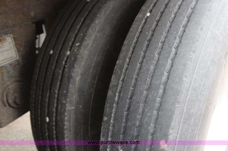 image for item AM9407 1997 Wilson DWH400 Pace Setter double hopper grain trailer