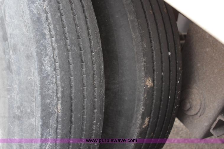 image for item AM9407 1997 Wilson DWH400 Pace Setter double hopper grain trailer