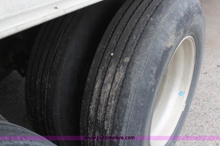 image for item AM9407 1997 Wilson DWH400 Pace Setter double hopper grain trailer