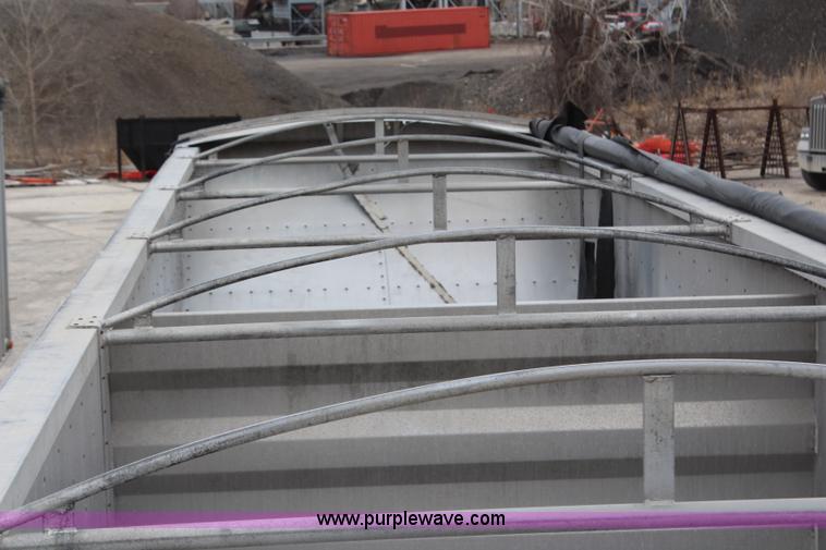 image for item AM9407 1997 Wilson DWH400 Pace Setter double hopper grain trailer