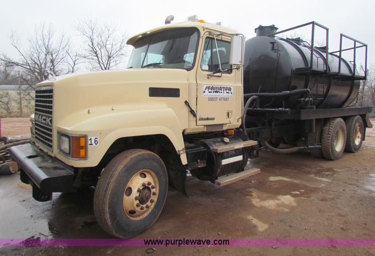 image for item AN9976 2001 Mack CH613 water truck