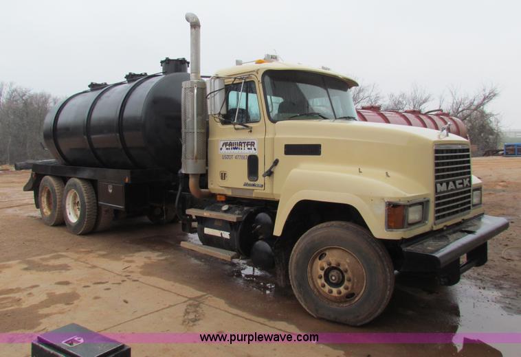 image for item AN9976 2001 Mack CH613 water truck