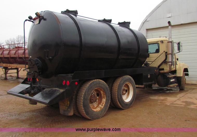 image for item AN9976 2001 Mack CH613 water truck