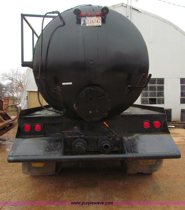 image for item AN9976 2001 Mack CH613 water truck