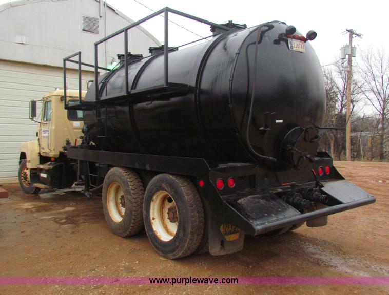 image for item AN9976 2001 Mack CH613 water truck