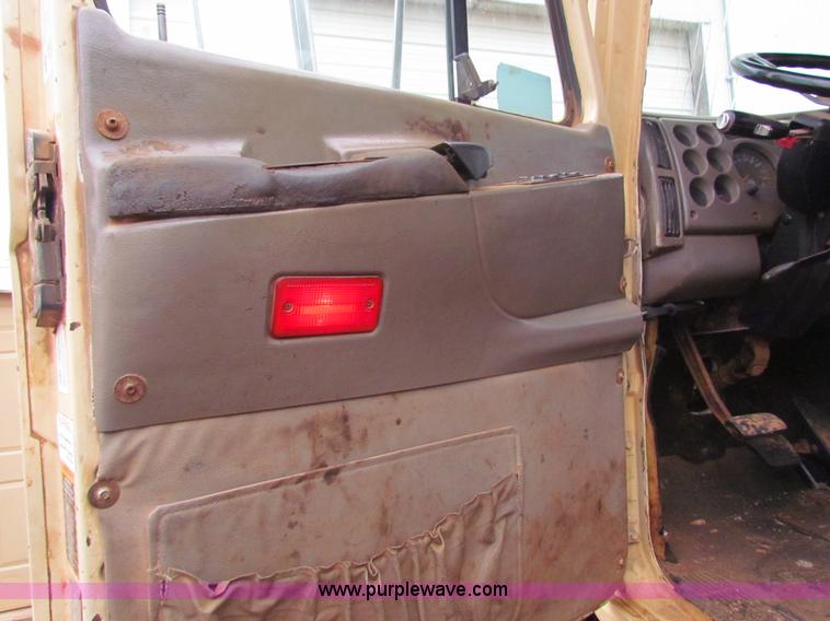 image for item AN9976 2001 Mack CH613 water truck