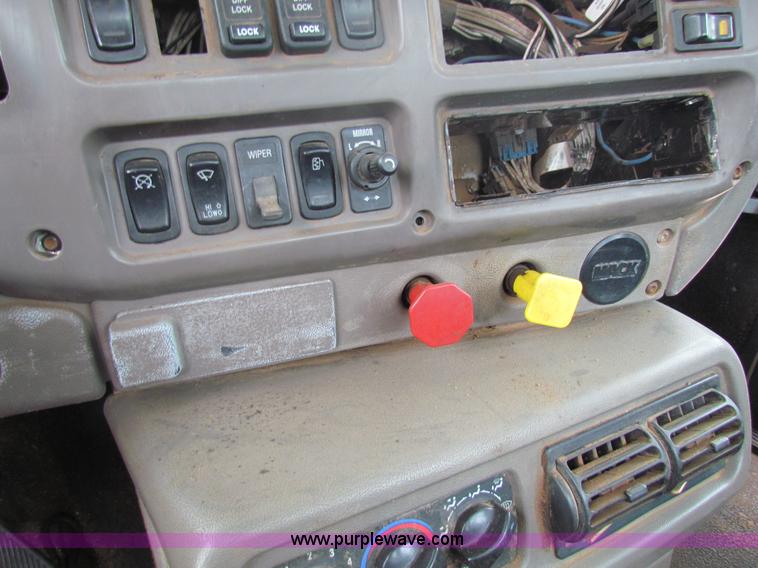 image for item AN9976 2001 Mack CH613 water truck