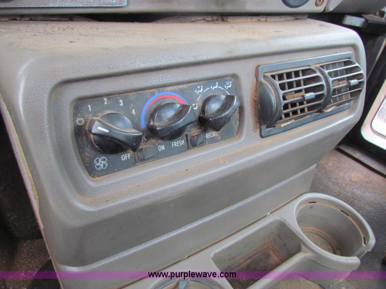 image for item AN9976 2001 Mack CH613 water truck