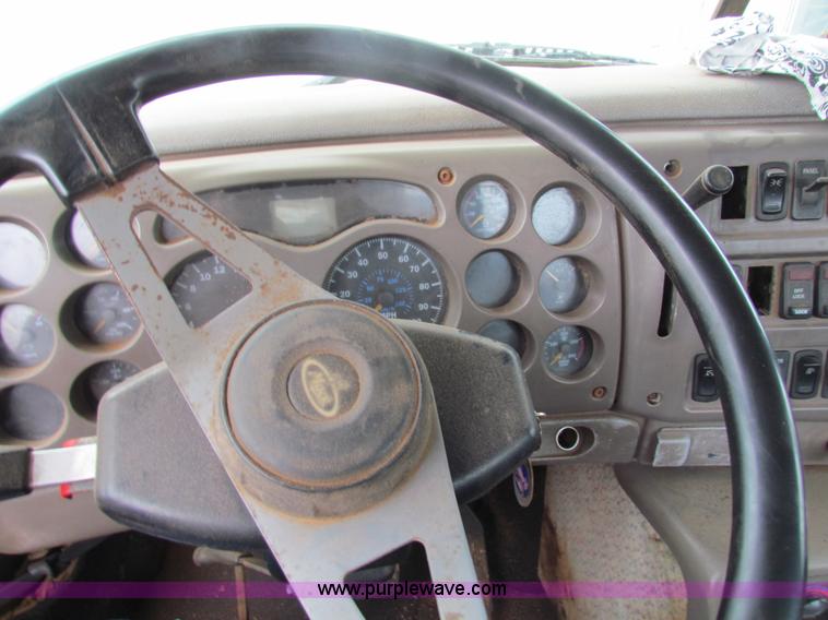 image for item AN9976 2001 Mack CH613 water truck