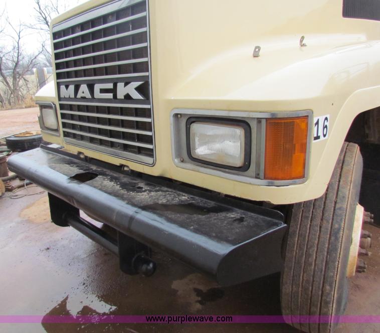 image for item AN9976 2001 Mack CH613 water truck