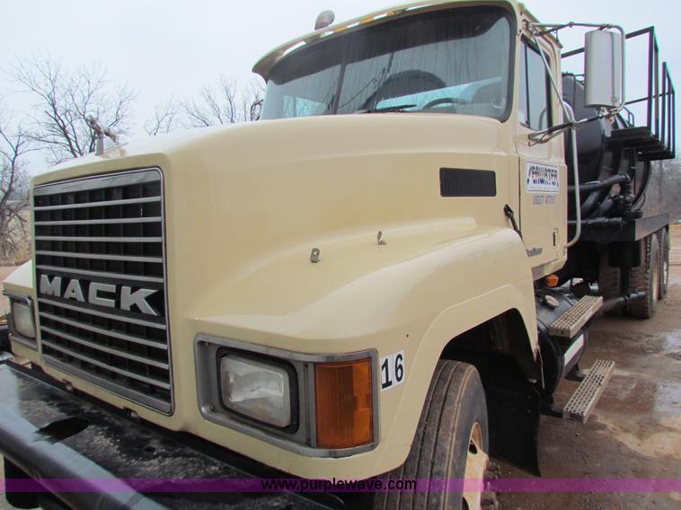 image for item AN9976 2001 Mack CH613 water truck