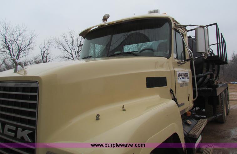 image for item AN9976 2001 Mack CH613 water truck