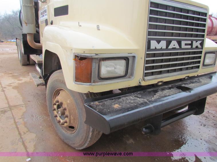 image for item AN9976 2001 Mack CH613 water truck