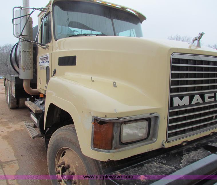 image for item AN9976 2001 Mack CH613 water truck