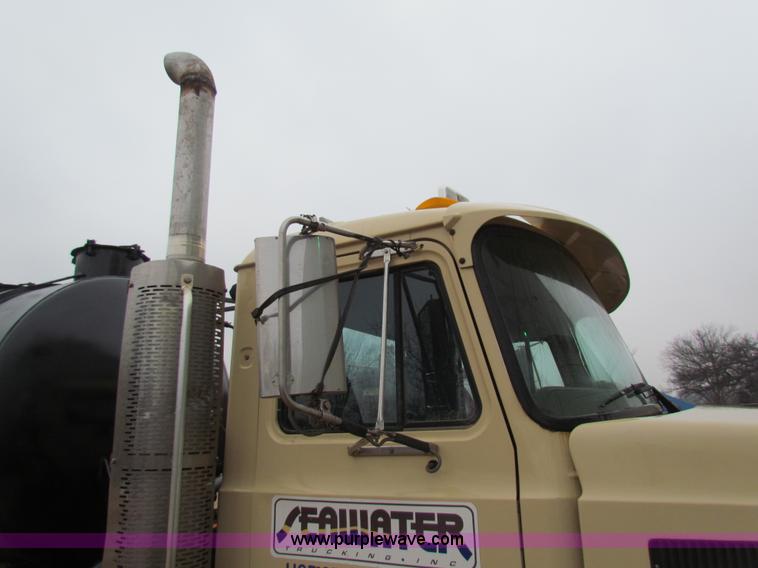 image for item AN9976 2001 Mack CH613 water truck