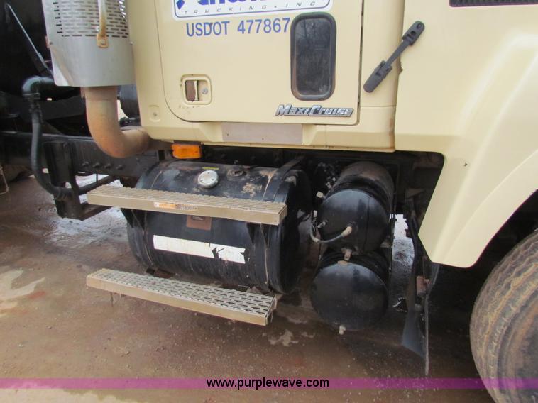 image for item AN9976 2001 Mack CH613 water truck