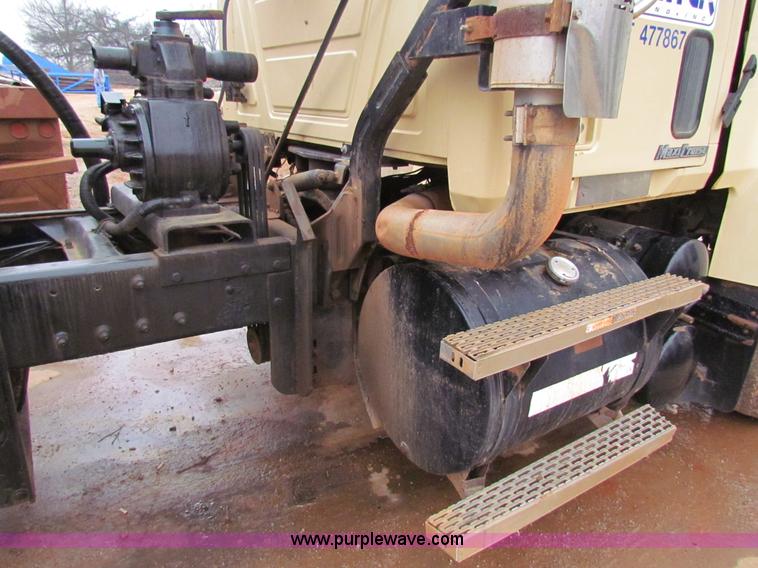 image for item AN9976 2001 Mack CH613 water truck