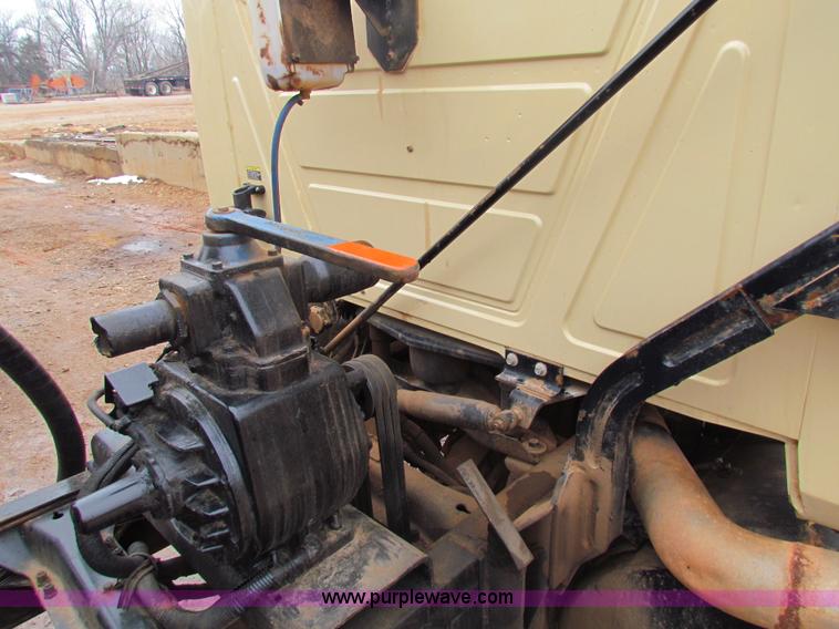 image for item AN9976 2001 Mack CH613 water truck