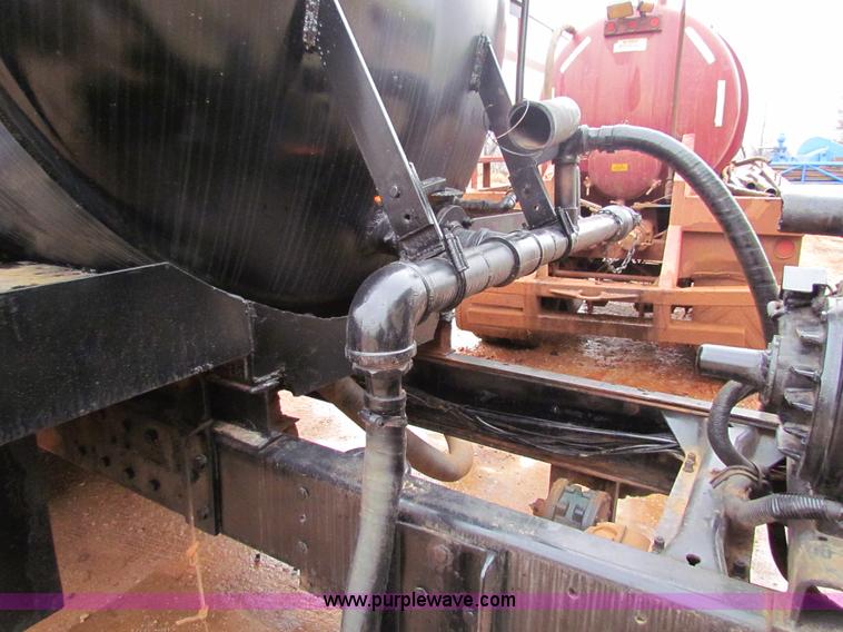 image for item AN9976 2001 Mack CH613 water truck