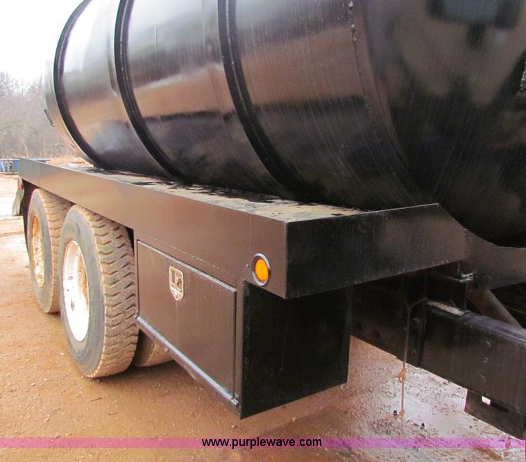 image for item AN9976 2001 Mack CH613 water truck