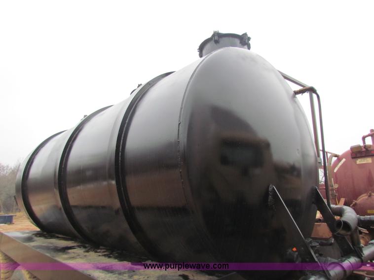 image for item AN9976 2001 Mack CH613 water truck