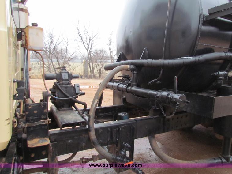 image for item AN9976 2001 Mack CH613 water truck