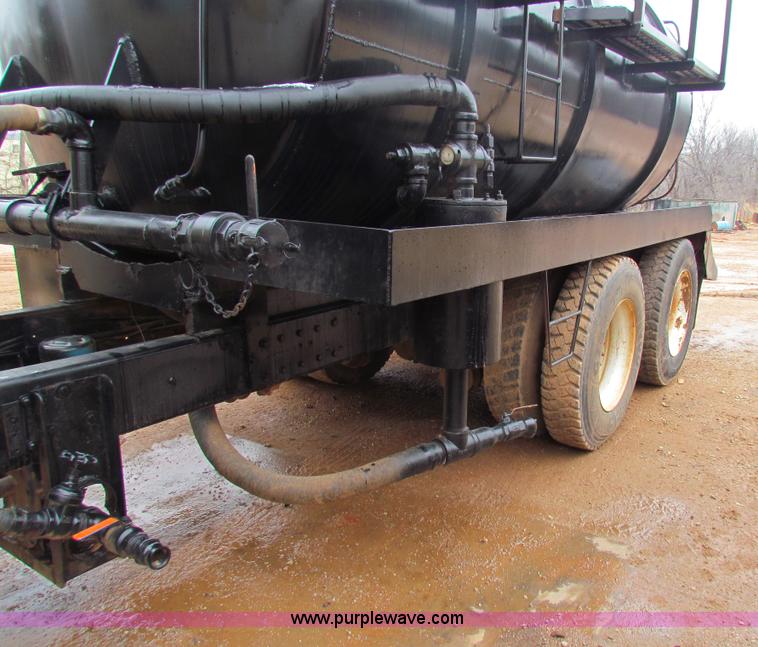 image for item AN9976 2001 Mack CH613 water truck