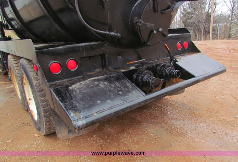 image for item AN9976 2001 Mack CH613 water truck