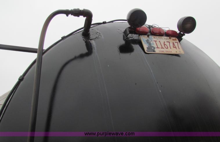 image for item AN9976 2001 Mack CH613 water truck