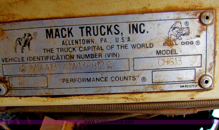 image for item AN9976 2001 Mack CH613 water truck
