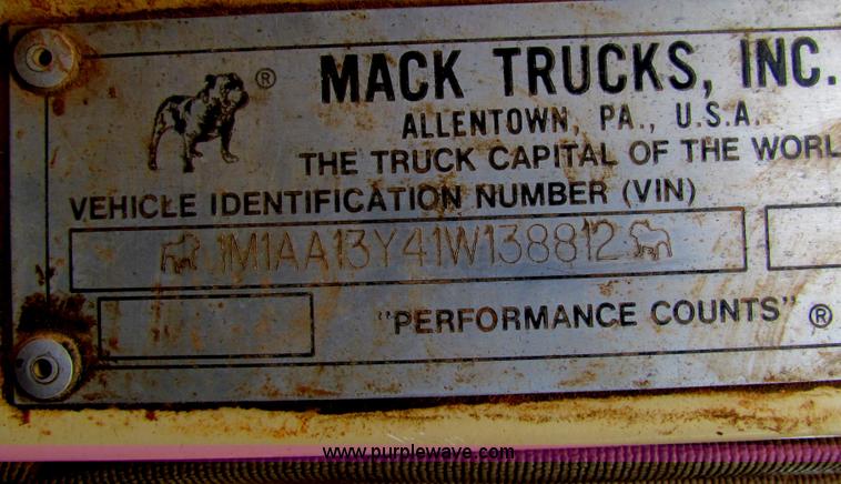 image for item AN9976 2001 Mack CH613 water truck