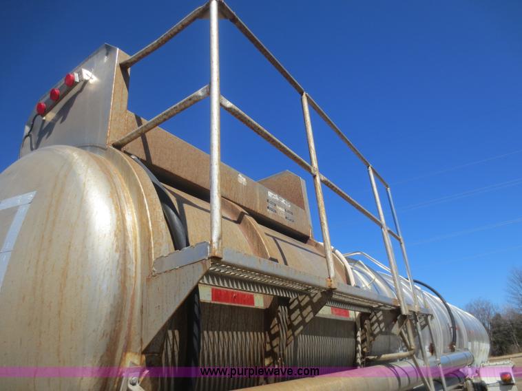 image for item F6824 1979 Polar 5,000 gallon tanker trailer