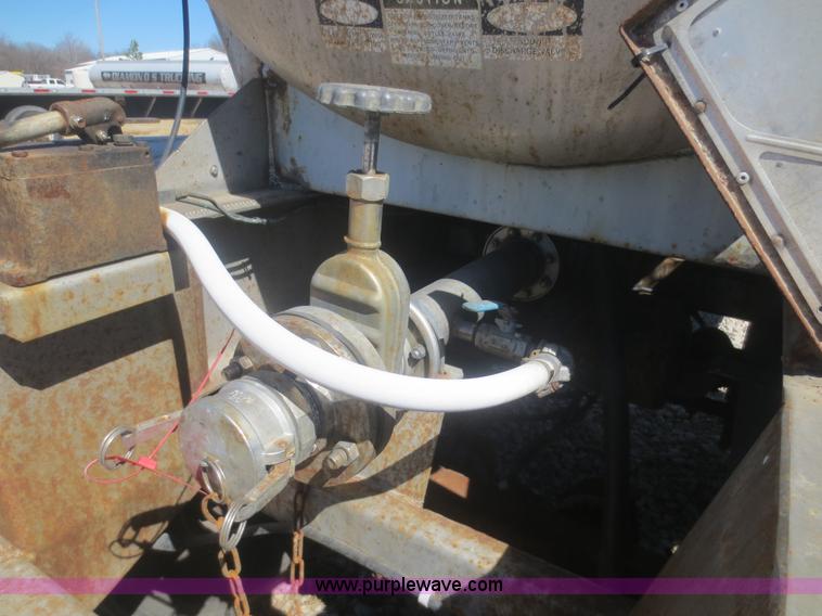 image for item F6824 1979 Polar 5,000 gallon tanker trailer