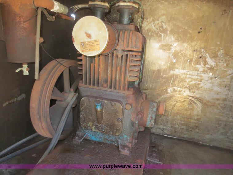 image for item F6824 1979 Polar 5,000 gallon tanker trailer