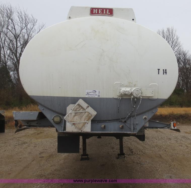 image for item F6825 1990 Heil 9,450 gallon tanker trailer