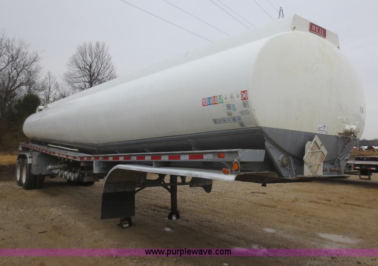 image for item F6825 1990 Heil 9,450 gallon tanker trailer