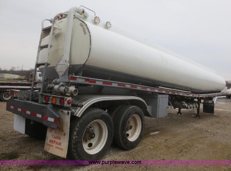 image for item F6825 1990 Heil 9,450 gallon tanker trailer