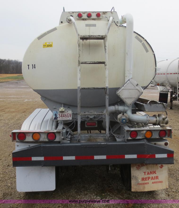 image for item F6825 1990 Heil 9,450 gallon tanker trailer