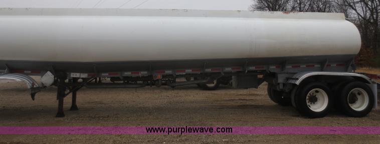 image for item F6825 1990 Heil 9,450 gallon tanker trailer